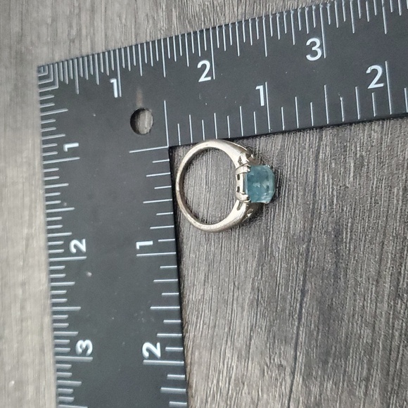 Avon Elegant Silver Ring with Icy Blue Gemstone R807 - Picture 4 of 4